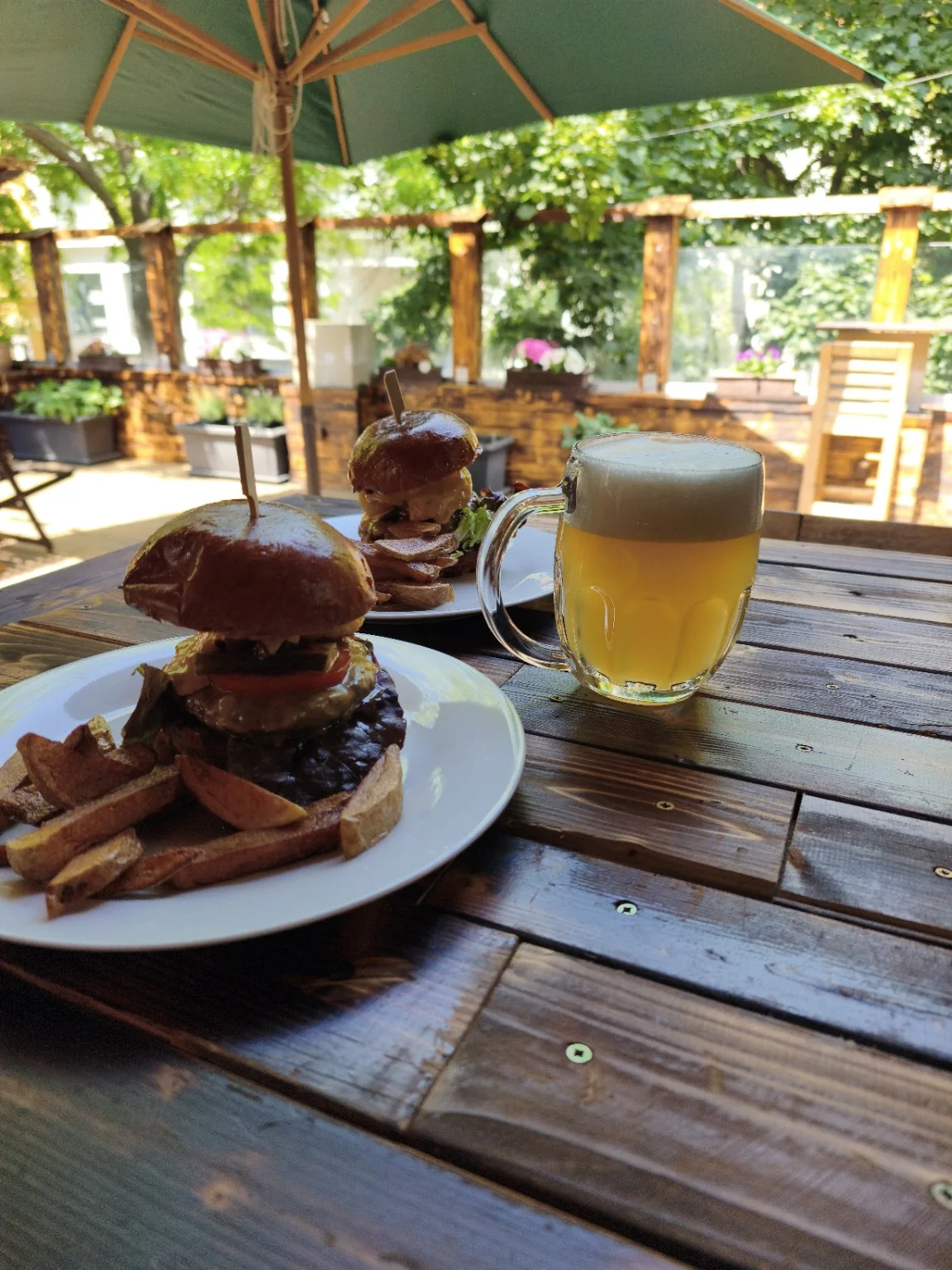 Burger a pivo na rooftop Rezerva